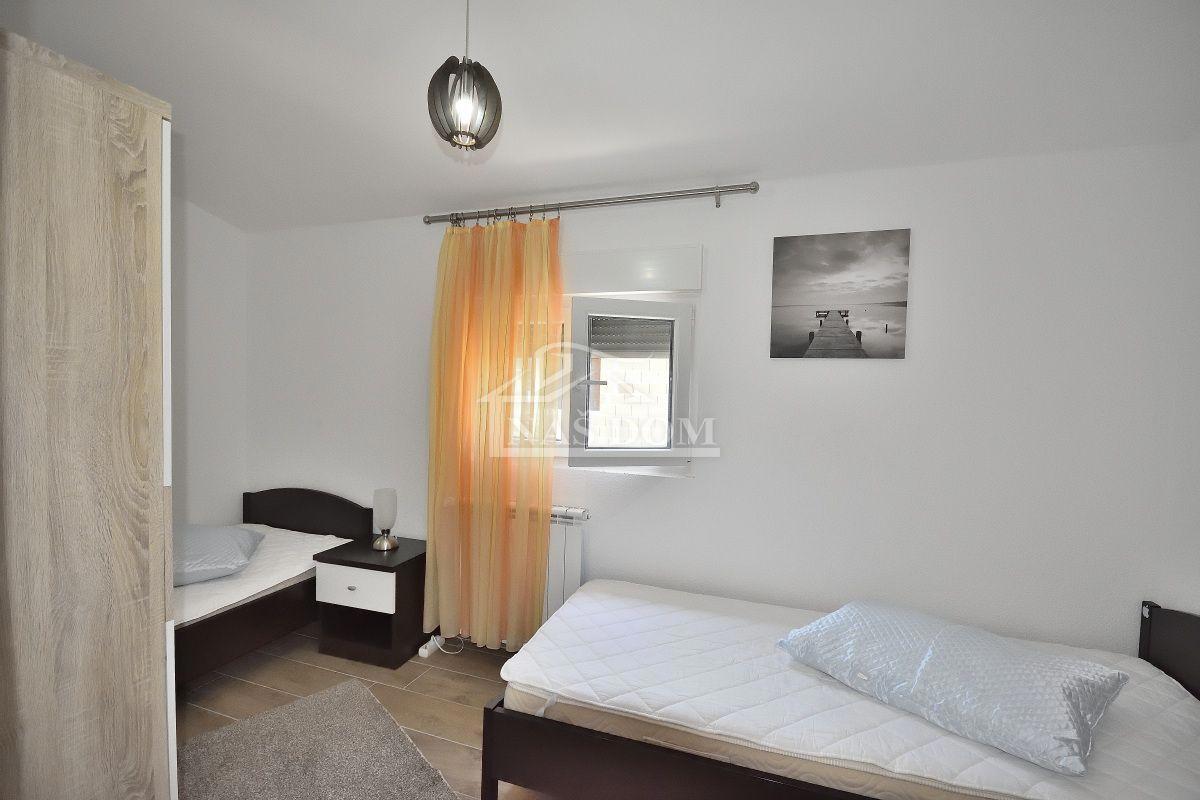 Vodice hiša s tremi apartmaji, vrt, sjenica