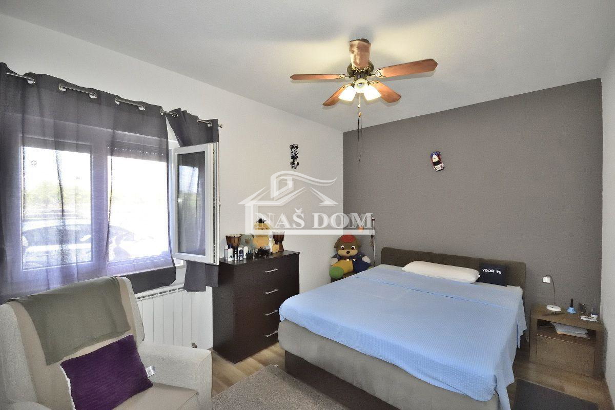 Vodice hiša s tremi apartmaji, vrt, sjenica