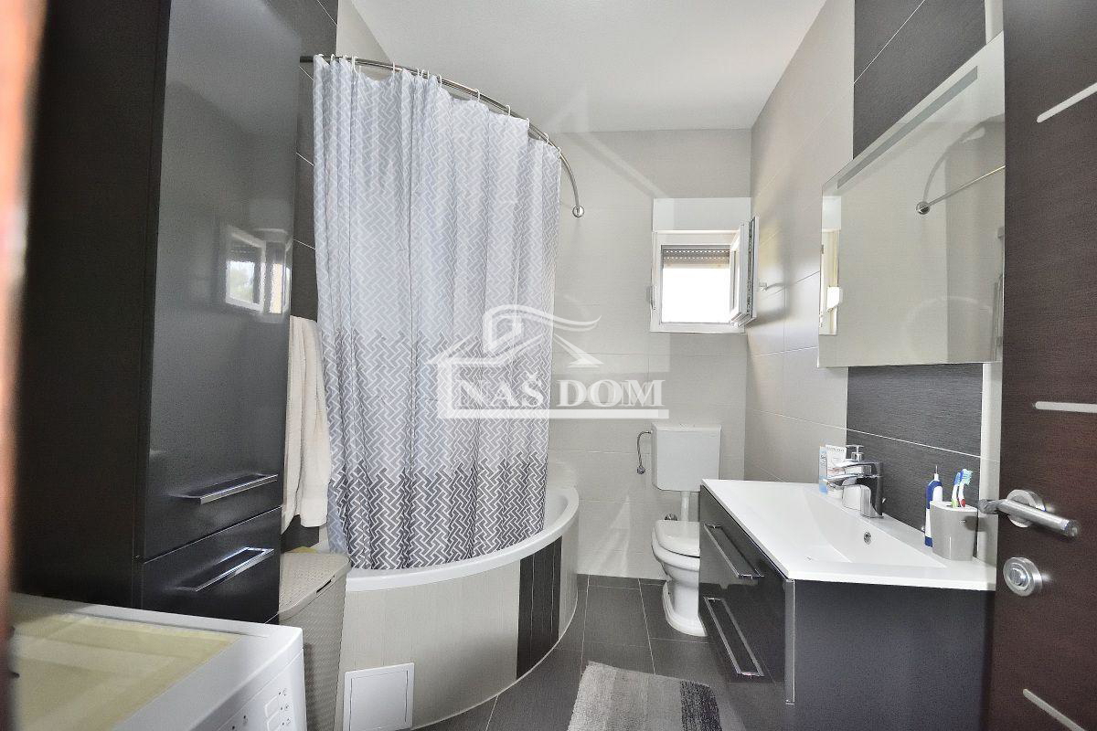 Vodice hiša s tremi apartmaji, vrt, sjenica