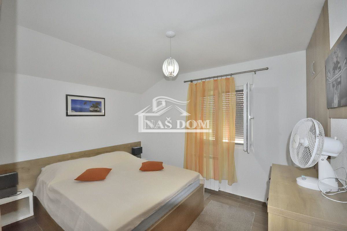 Vodice hiša s tremi apartmaji, vrt, sjenica