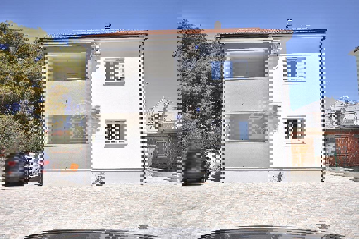 Vodice - novogradnja dvostambena kuća, 700 m od plaže