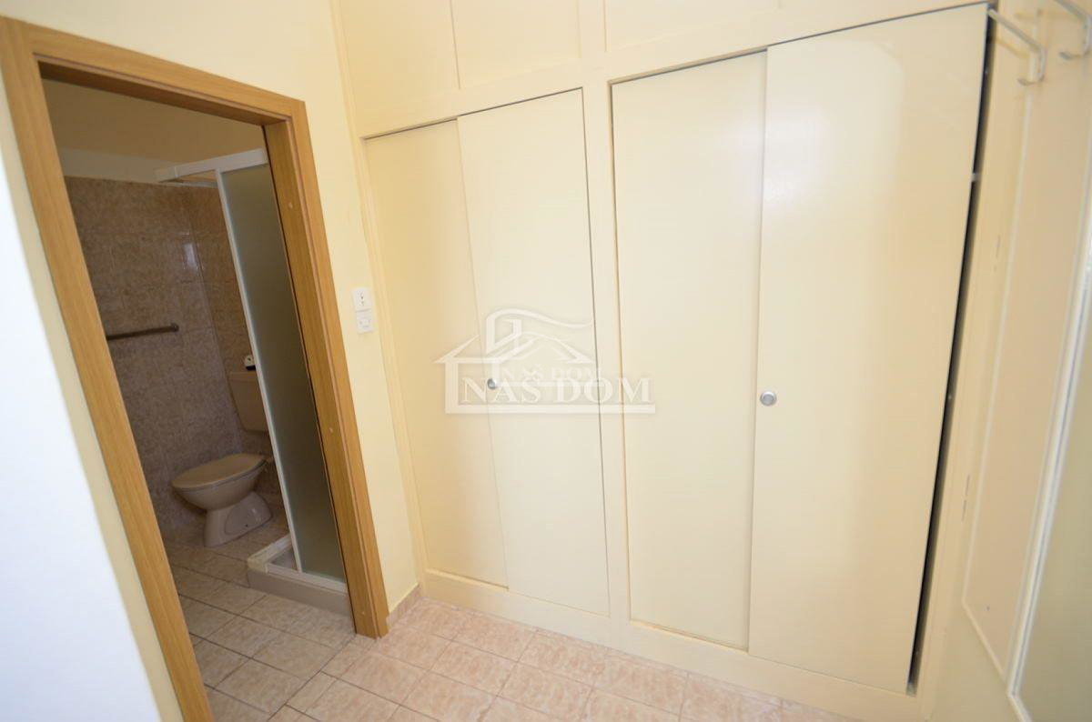 Srima, luksuzna kuća s 5 stanova, 50m od plaže