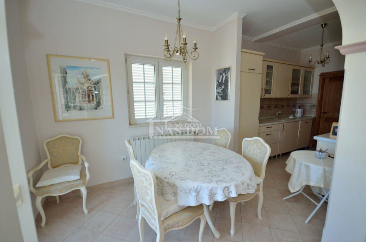 Srima, luksuzna kuća s 5 stanova, 50m od plaže