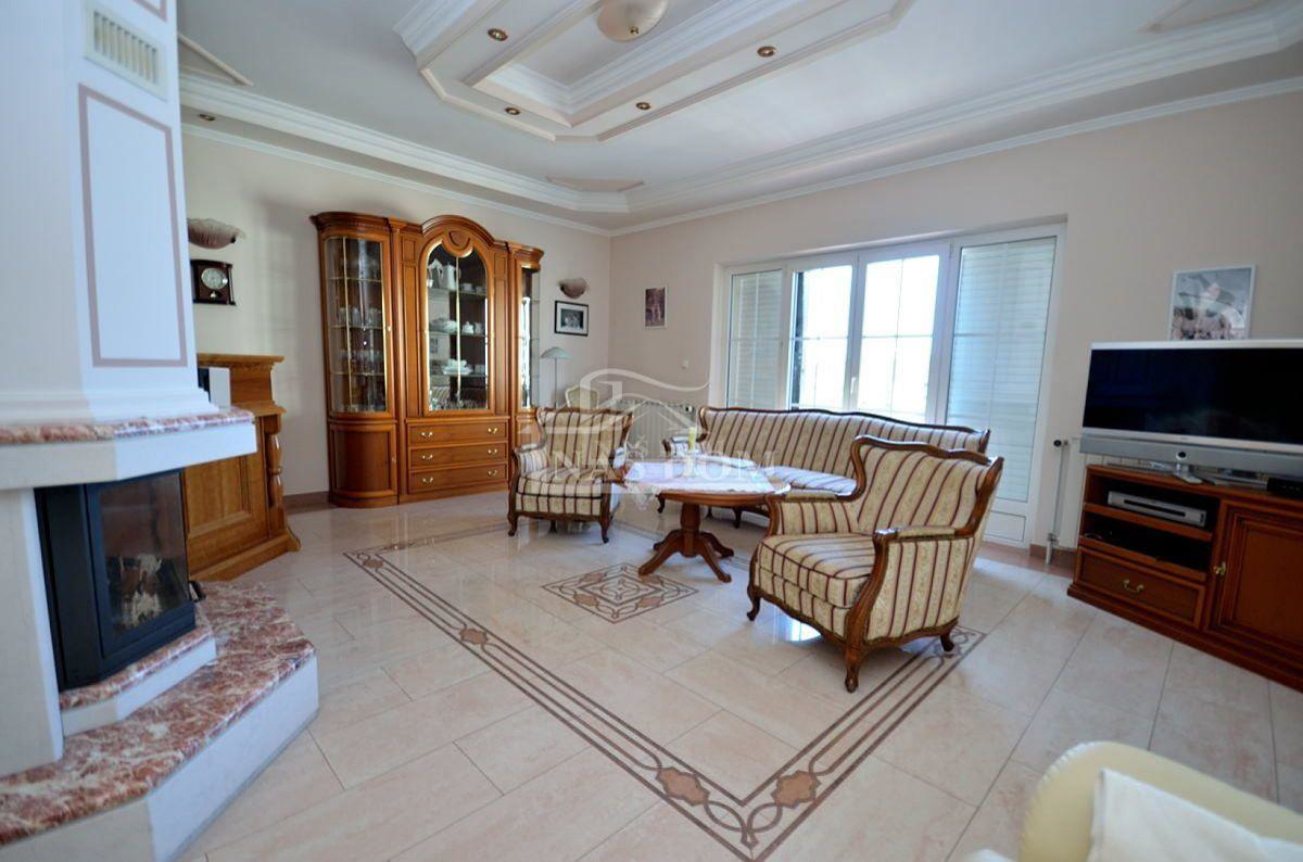 Srima, luksuzna kuća s 5 stanova, 50m od plaže