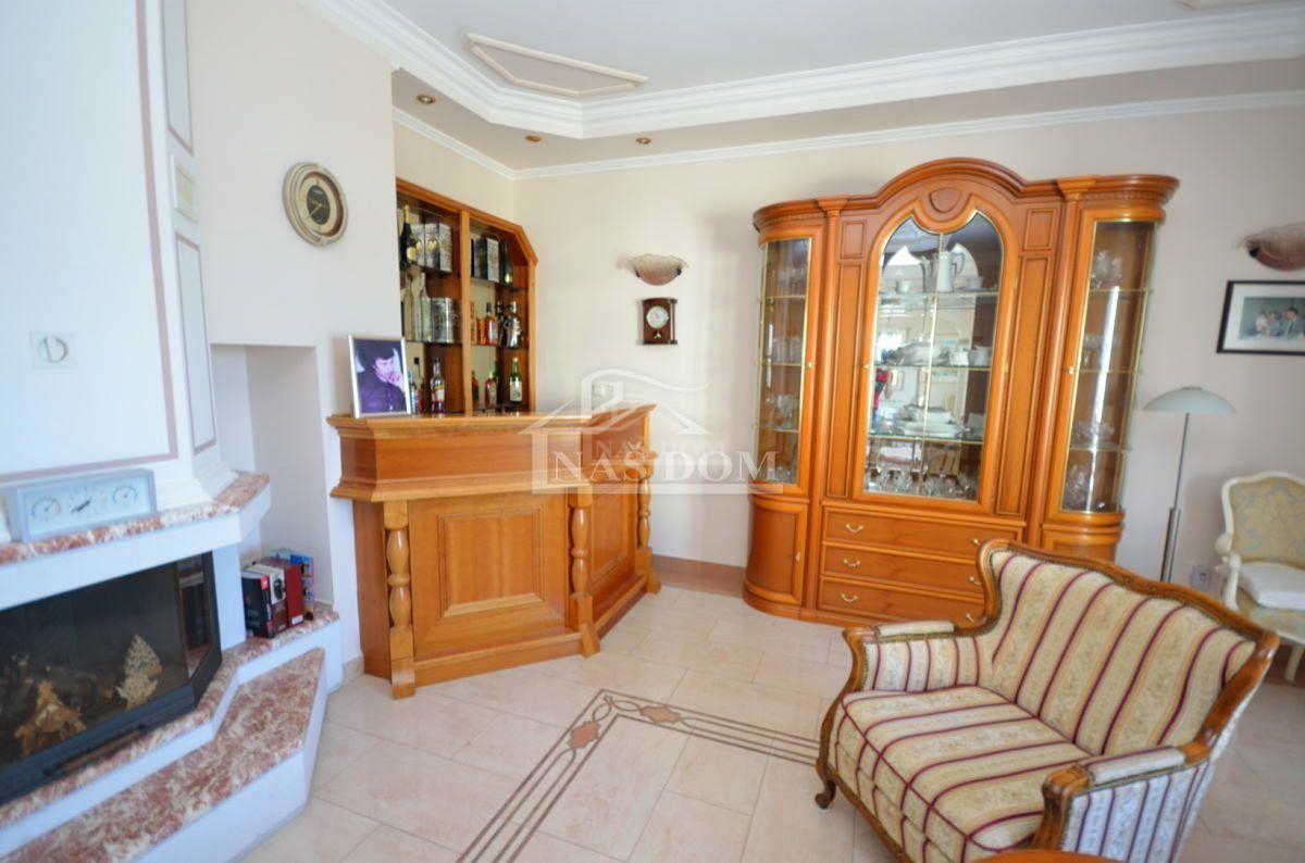 Srima, luksuzna kuća s 5 stanova, 50m od plaže