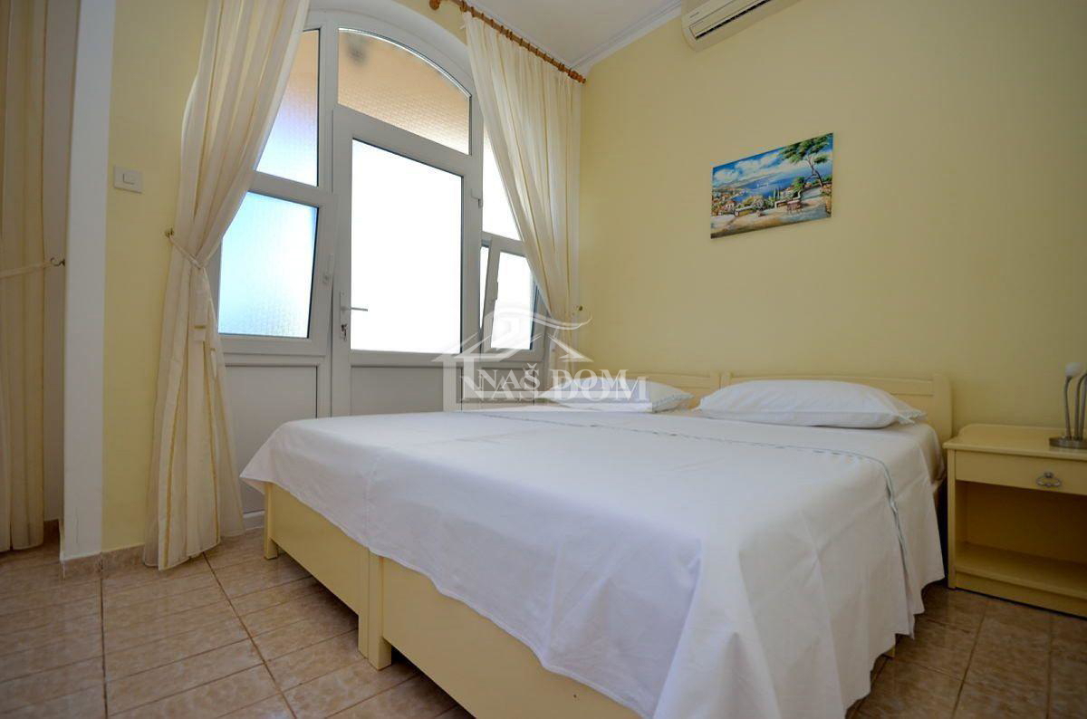 Srima, luksuzna kuća s 5 stanova, 50m od plaže