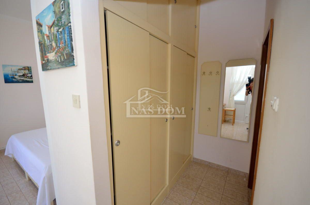 Srima, luksuzna kuća s 5 stanova, 50m od plaže