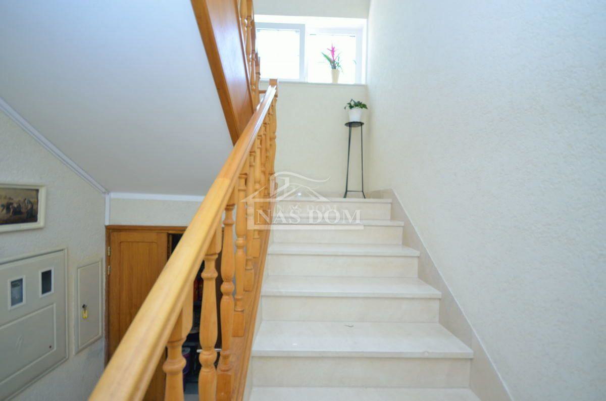 Srima, luksuzna kuća s 5 stanova, 50m od plaže