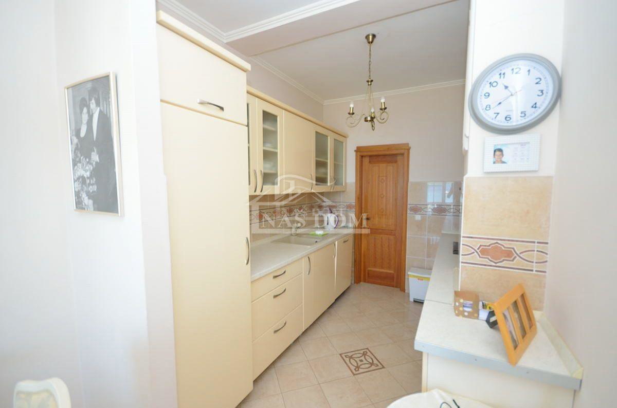 Srima, luksuzna kuća s 5 stanova, 50m od plaže