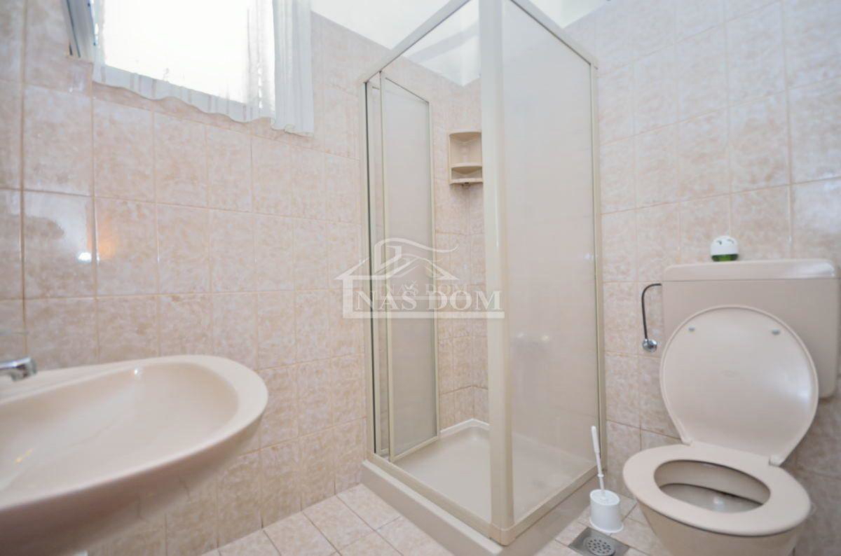 Srima, luksuzna kuća s 5 stanova, 50m od plaže