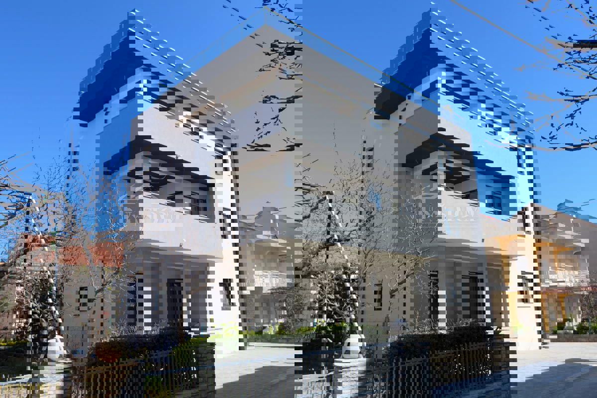 Vodice - Penthouse s krovno teraso