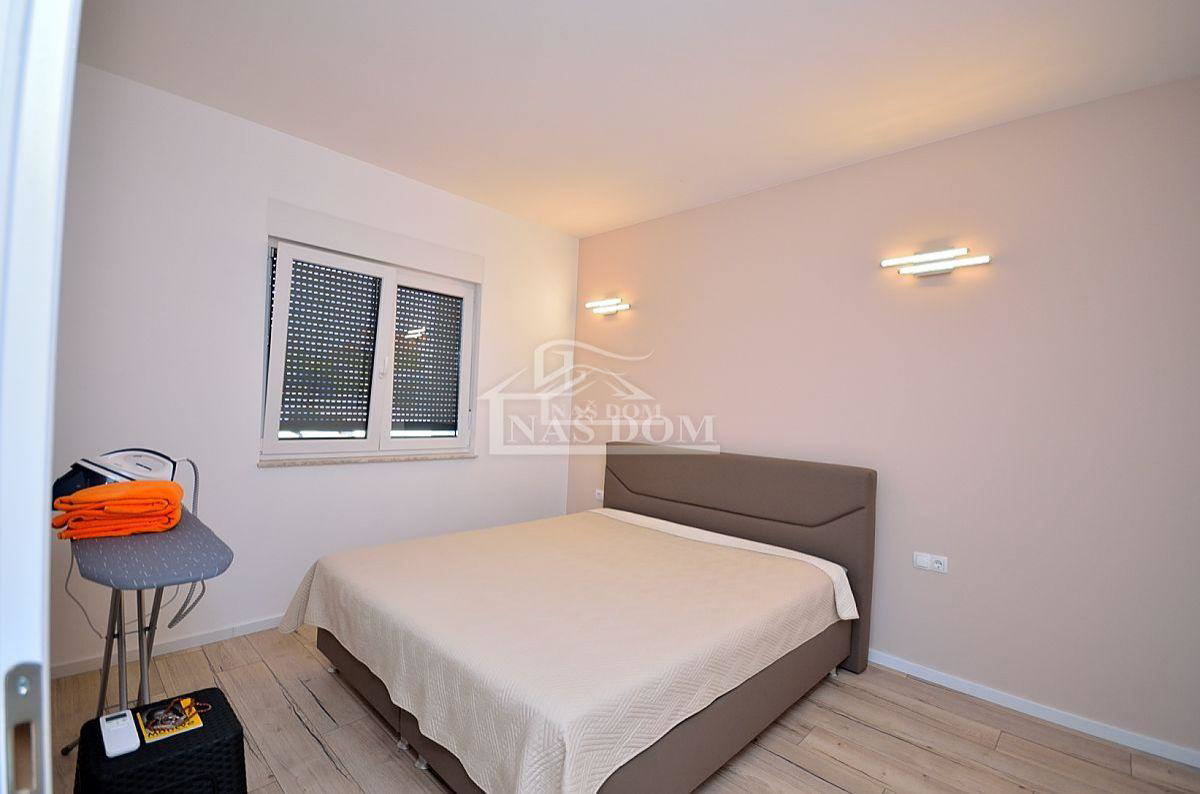 Vodice - dvojna kuća s 3 stana, podrum + bazen