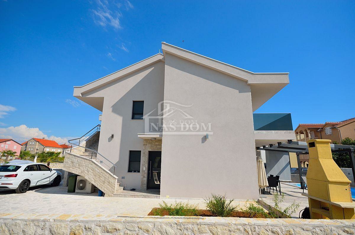 Vodice - dvojna kuća s 3 stana, podrum + bazen