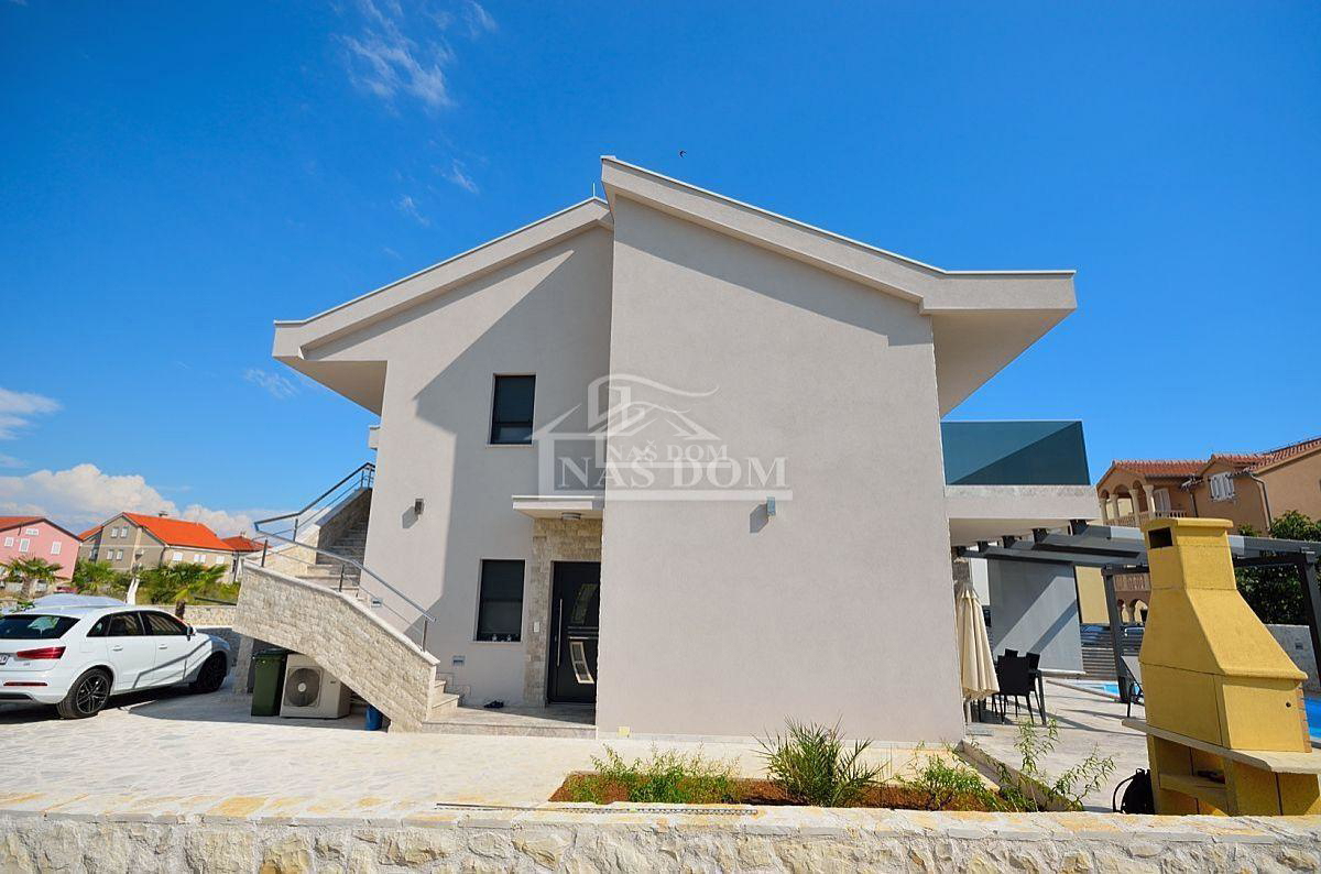 Vodice - dvojna kuća s 3 stana, podrum + bazen