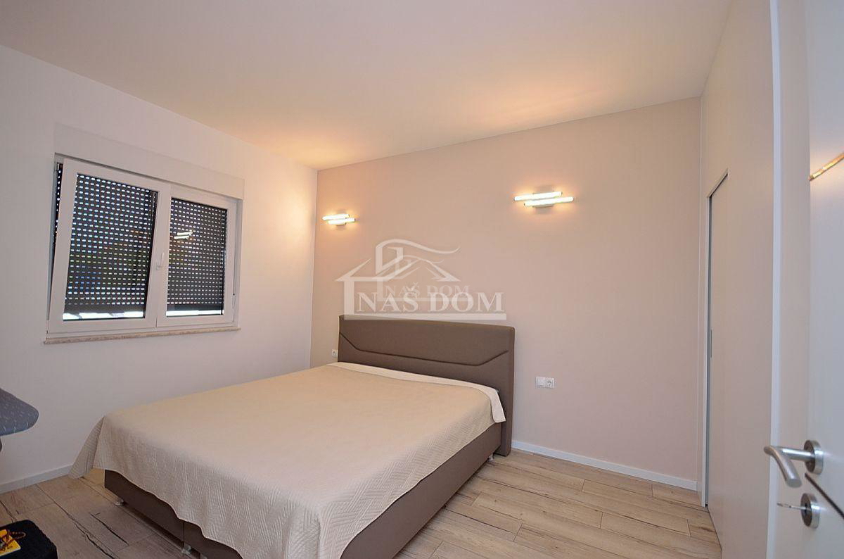 Vodice - dvojna kuća s 3 stana, podrum + bazen