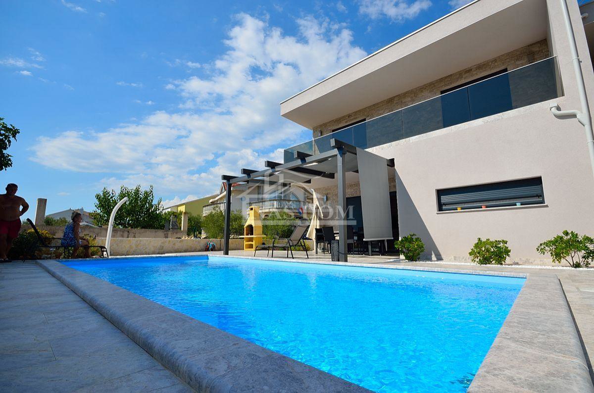 Vodice - dvojna kuća s 3 stana, podrum + bazen