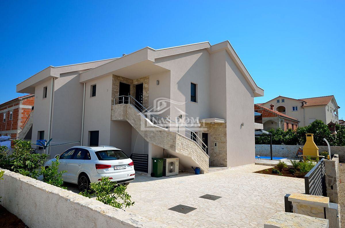 Vodice - dvojna kuća s 3 stana, podrum + bazen