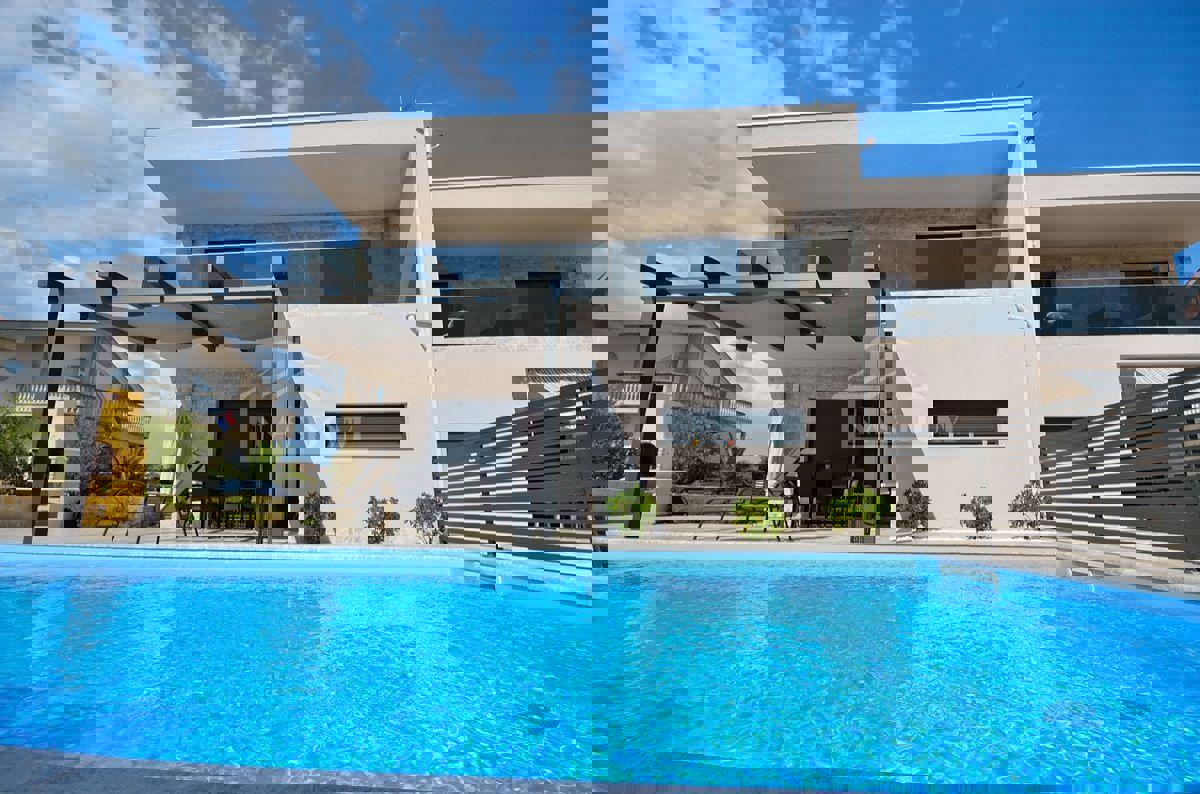 Vodice - dvojna kuća s 3 stana, podrum + bazen