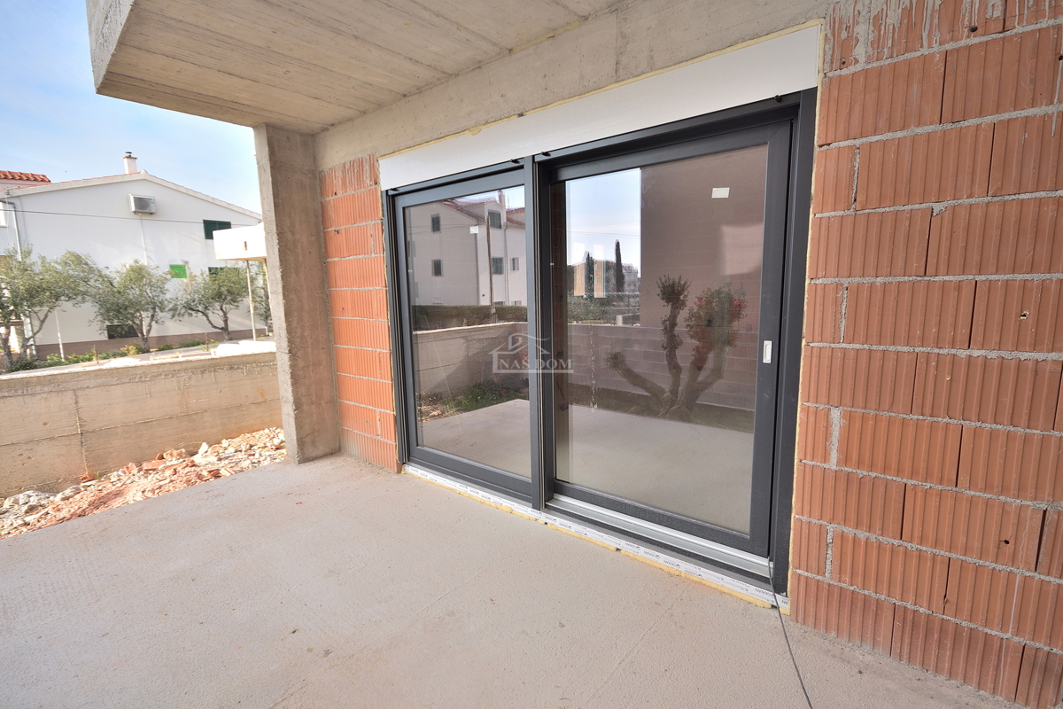 Vodice - **NOVOGRADNJA** S1 hiša na mirni lokaciji, 600 m od plaže