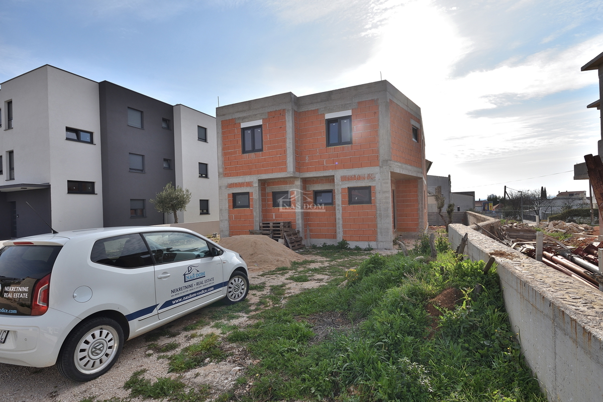 Vodice - **NOVOGRADNJA** S1 hiša na mirni lokaciji, 600 m od plaže