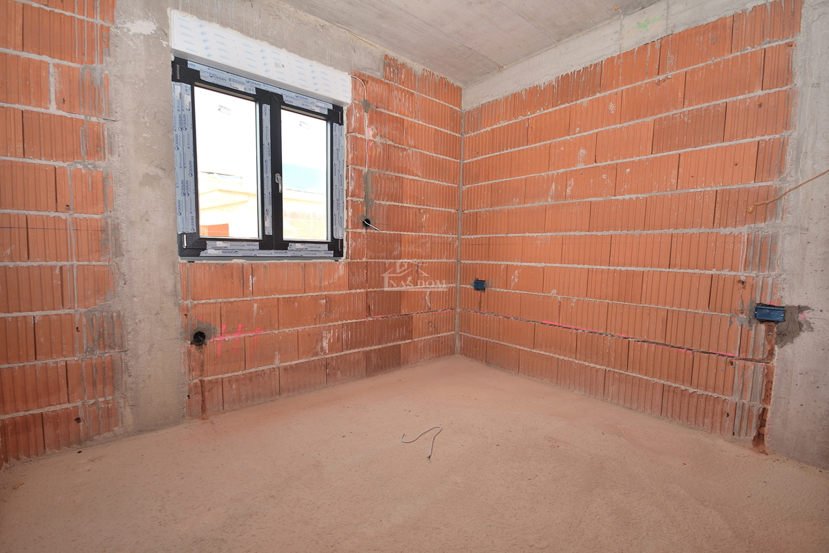 Vodice - **NOVOGRADNJA** S1 hiša na mirni lokaciji, 600 m od plaže