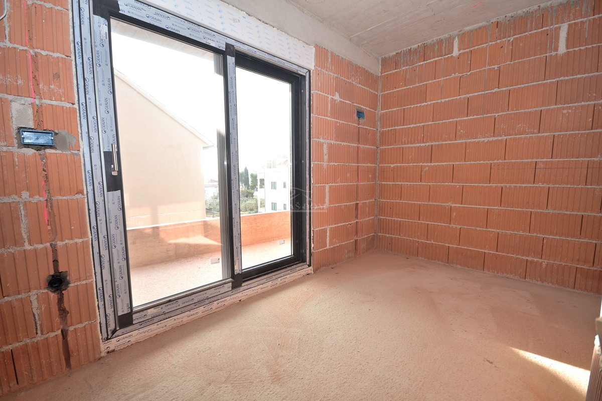 Vodice - **NOVOGRADNJA** S1 hiša na mirni lokaciji, 600 m od plaže