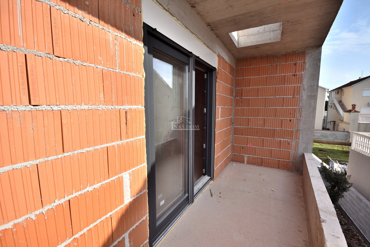 Vodice - **NOVOGRADNJA** S1 hiša na mirni lokaciji, 600 m od plaže