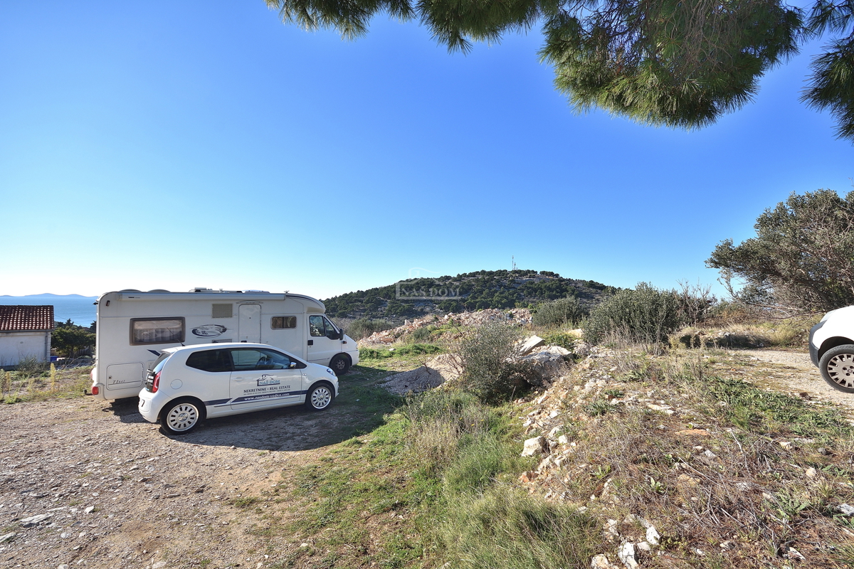 Murter - gradbena parcela s gradbenim dovoljenjem za hišo, pogled na morje