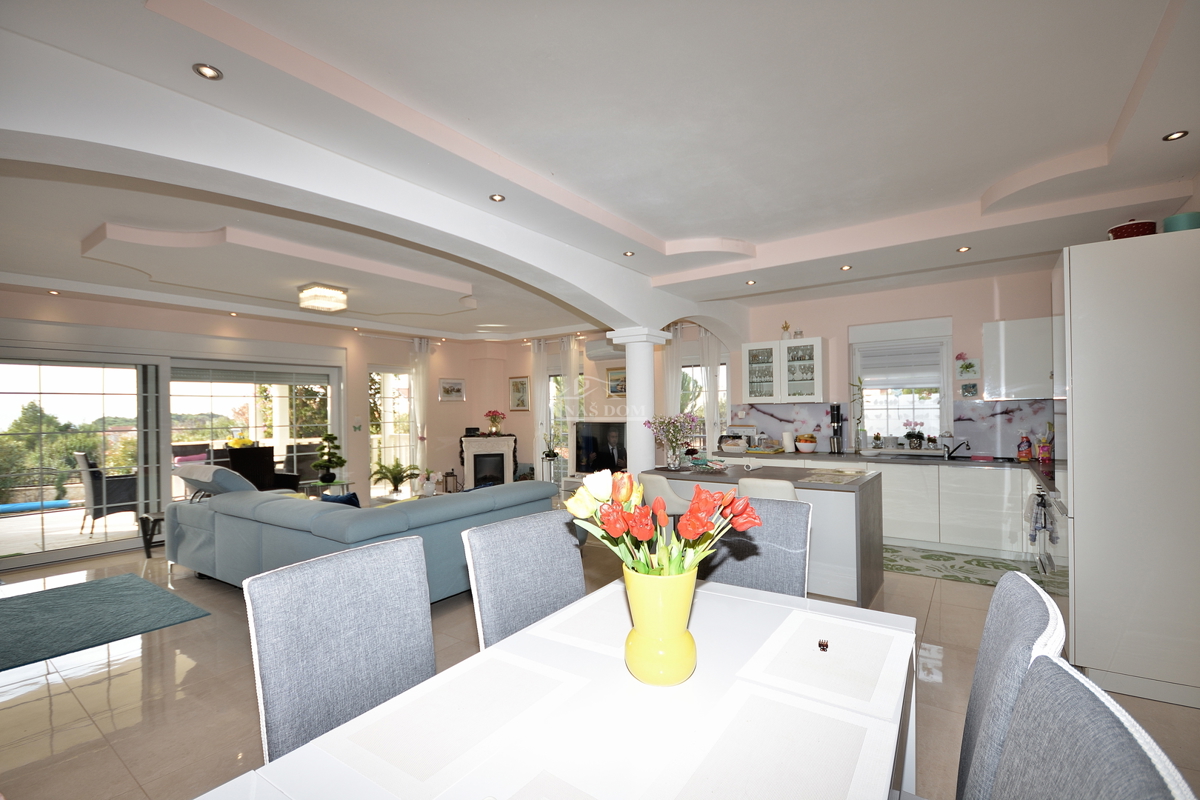 Tribunj - vila z bazenom v bližini plaže