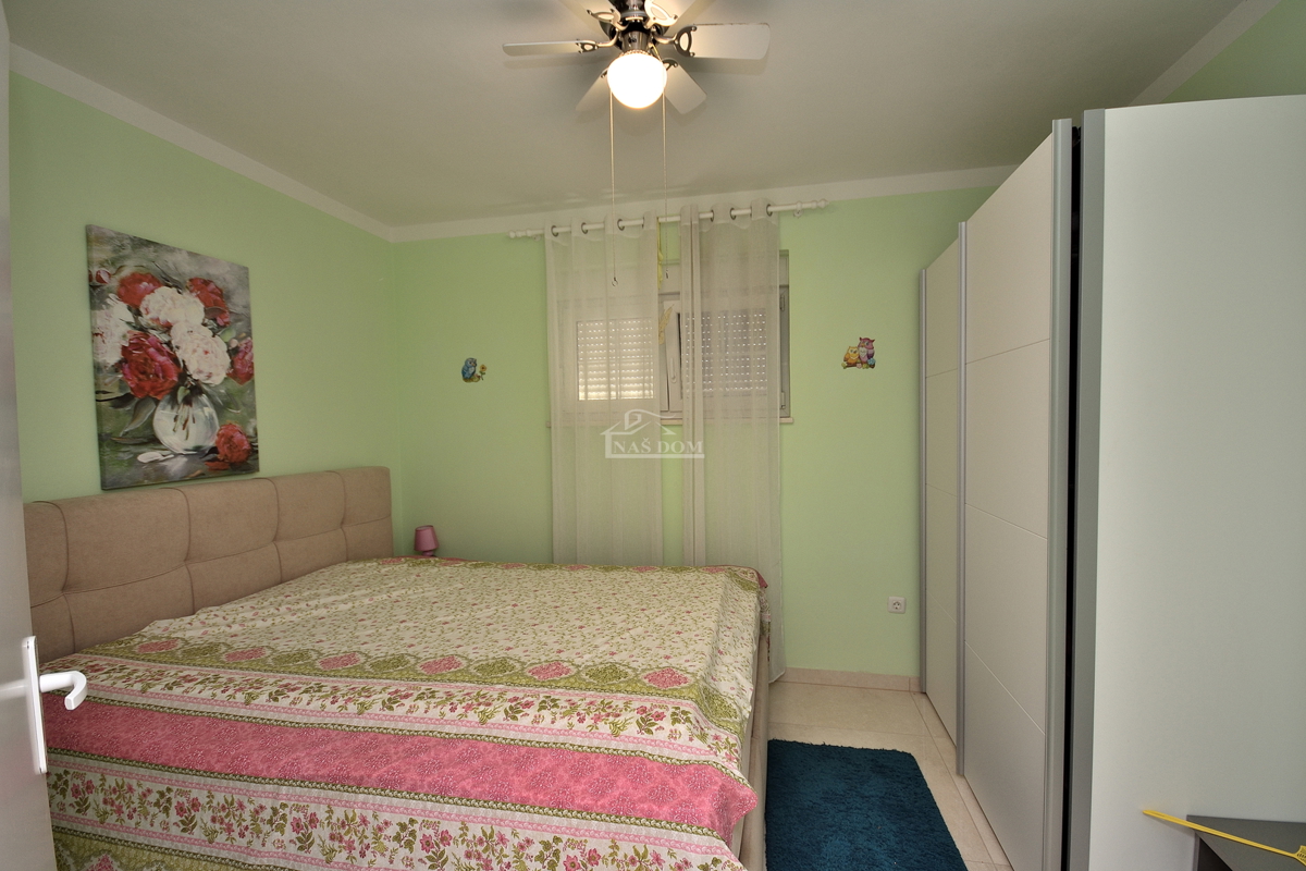 Tribunj - vila z bazenom v bližini plaže