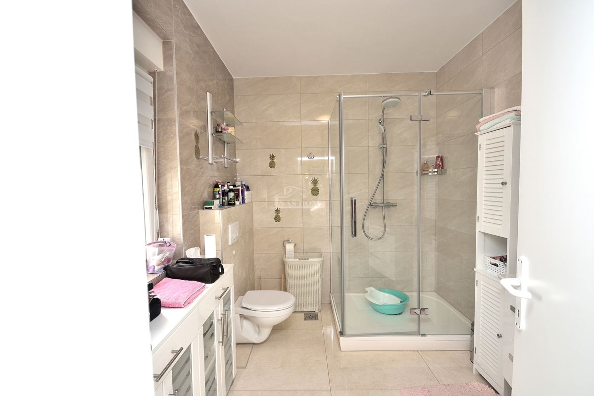 Tribunj - vila z bazenom v bližini plaže