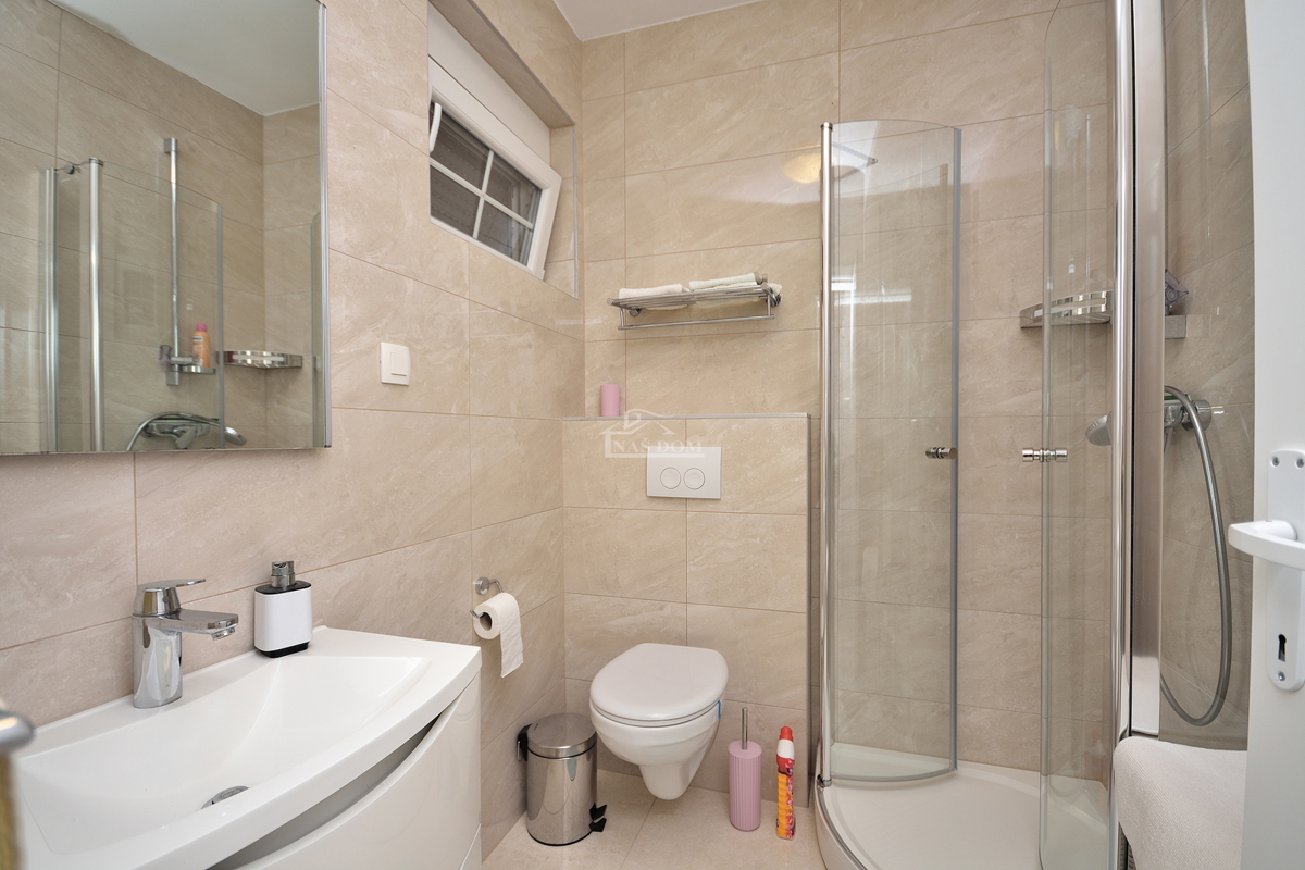 Tribunj - vila z bazenom v bližini plaže