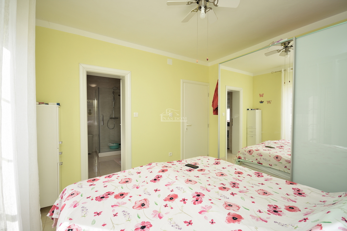 Tribunj - vila z bazenom v bližini plaže