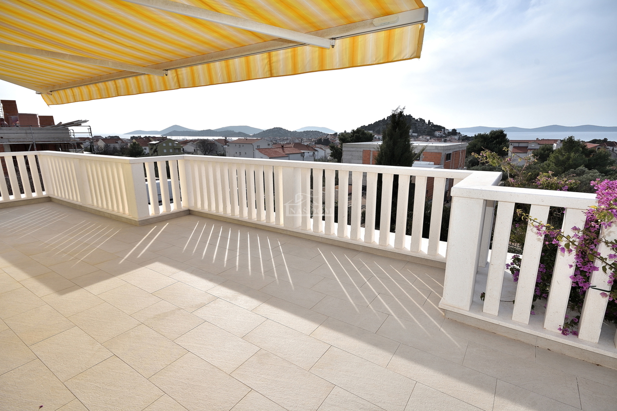 Tribunj - vila z bazenom v bližini plaže