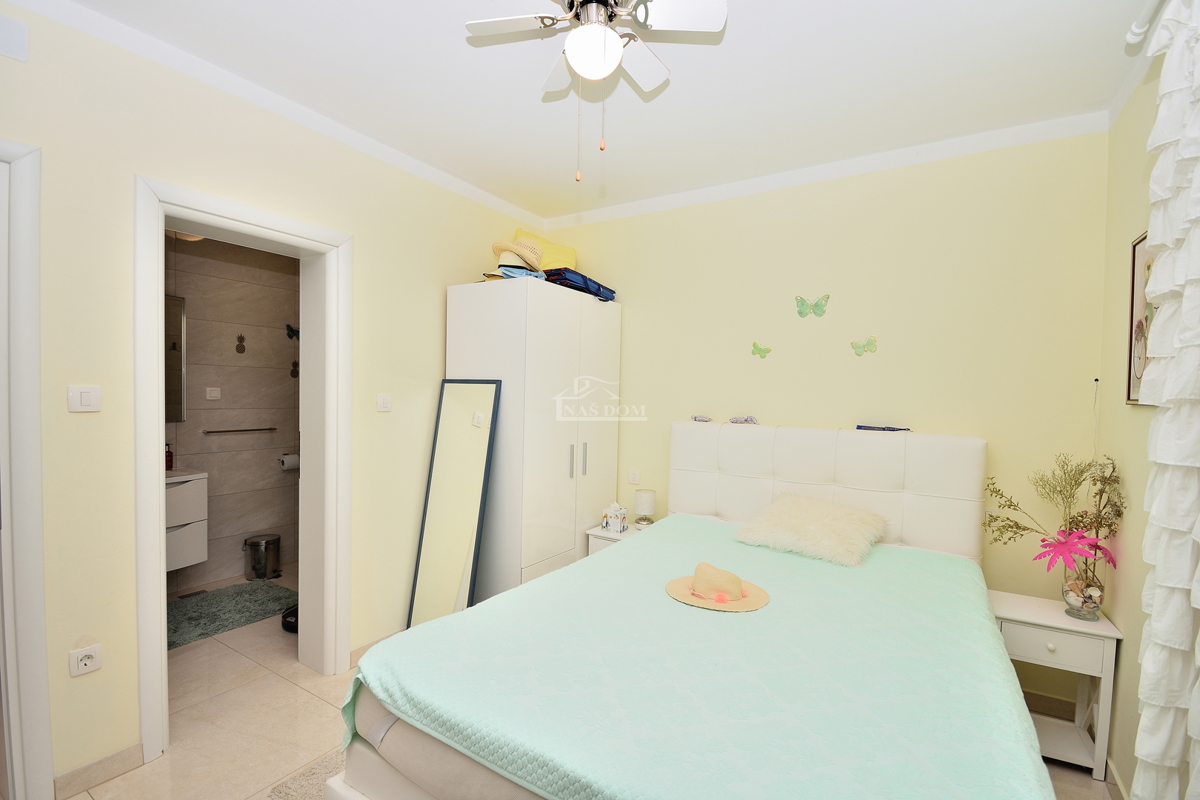 Tribunj - vila z bazenom v bližini plaže