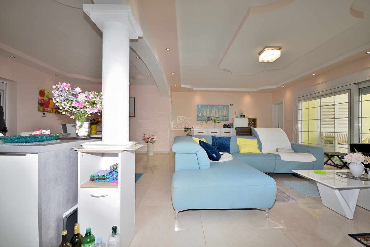 Tribunj - vila z bazenom v bližini plaže