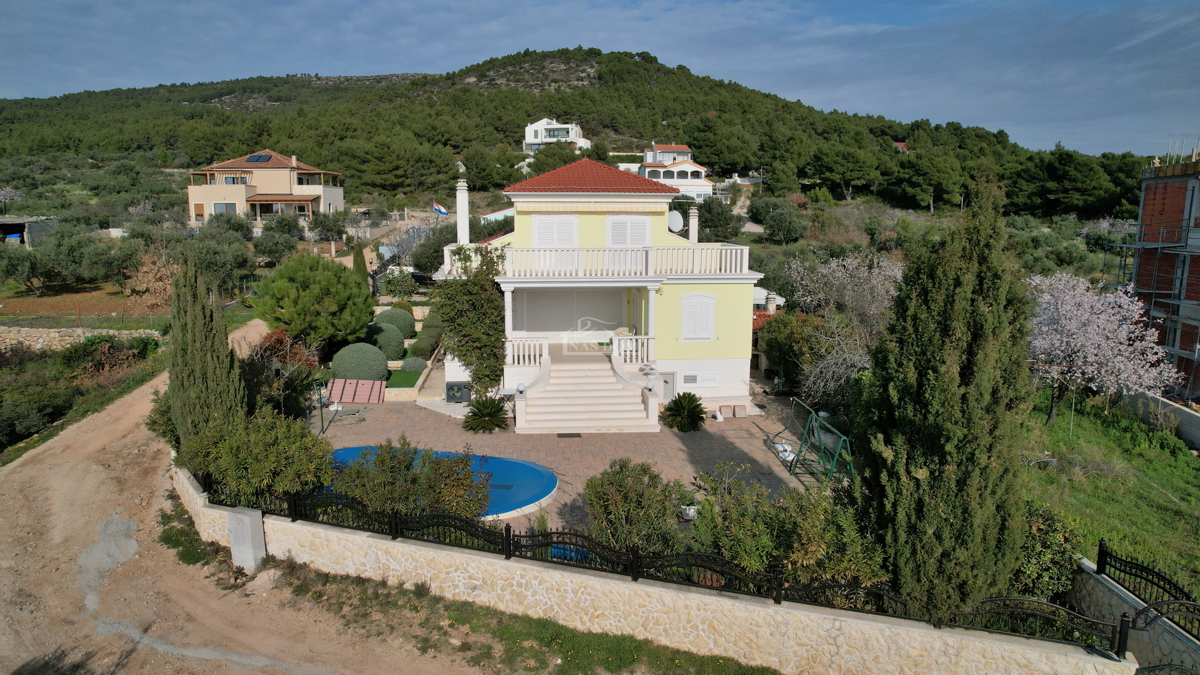 Tribunj - vila z bazenom v bližini plaže