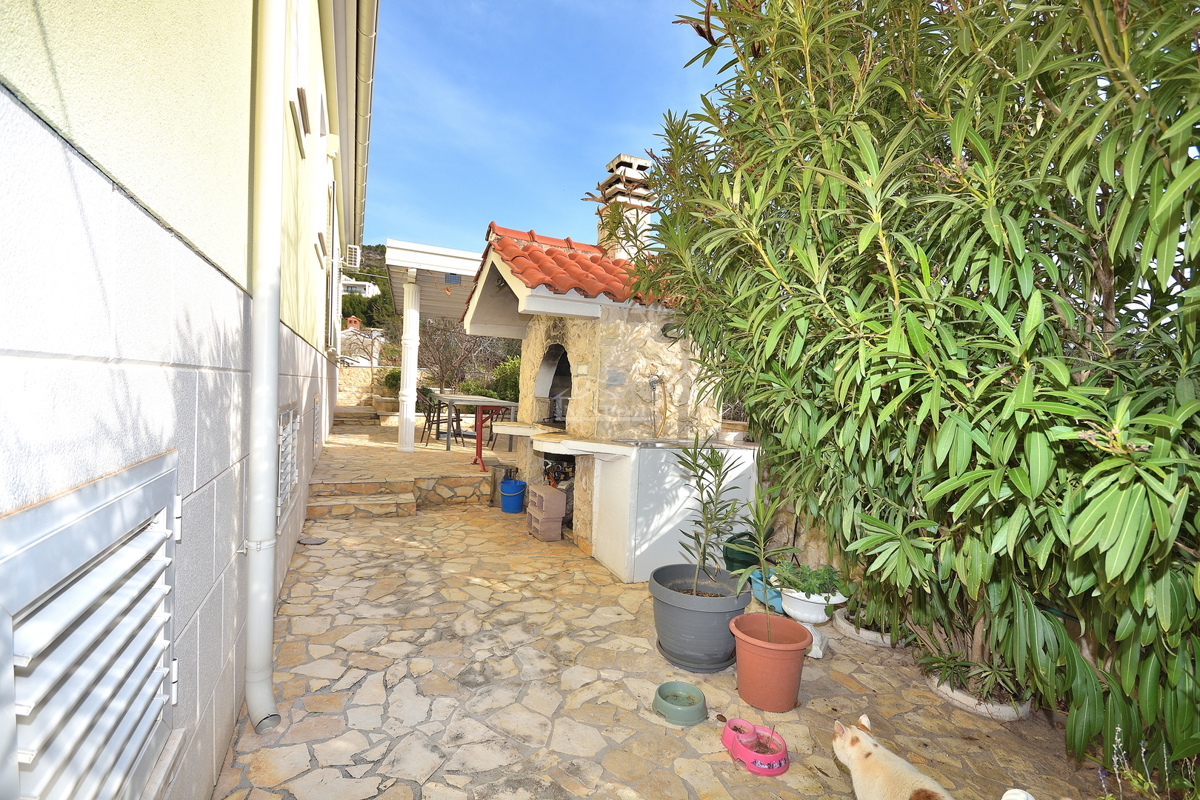 Tribunj - vila z bazenom v bližini plaže