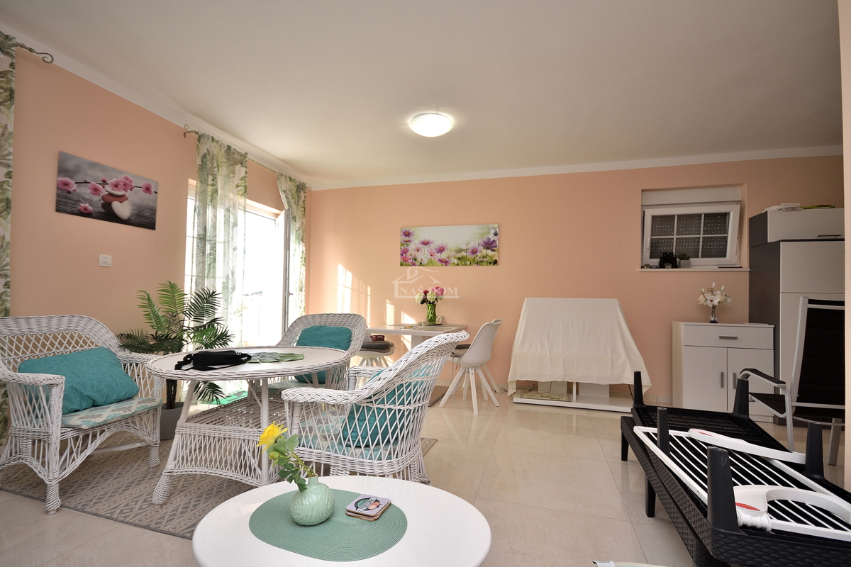 Tribunj - vila z bazenom v bližini plaže