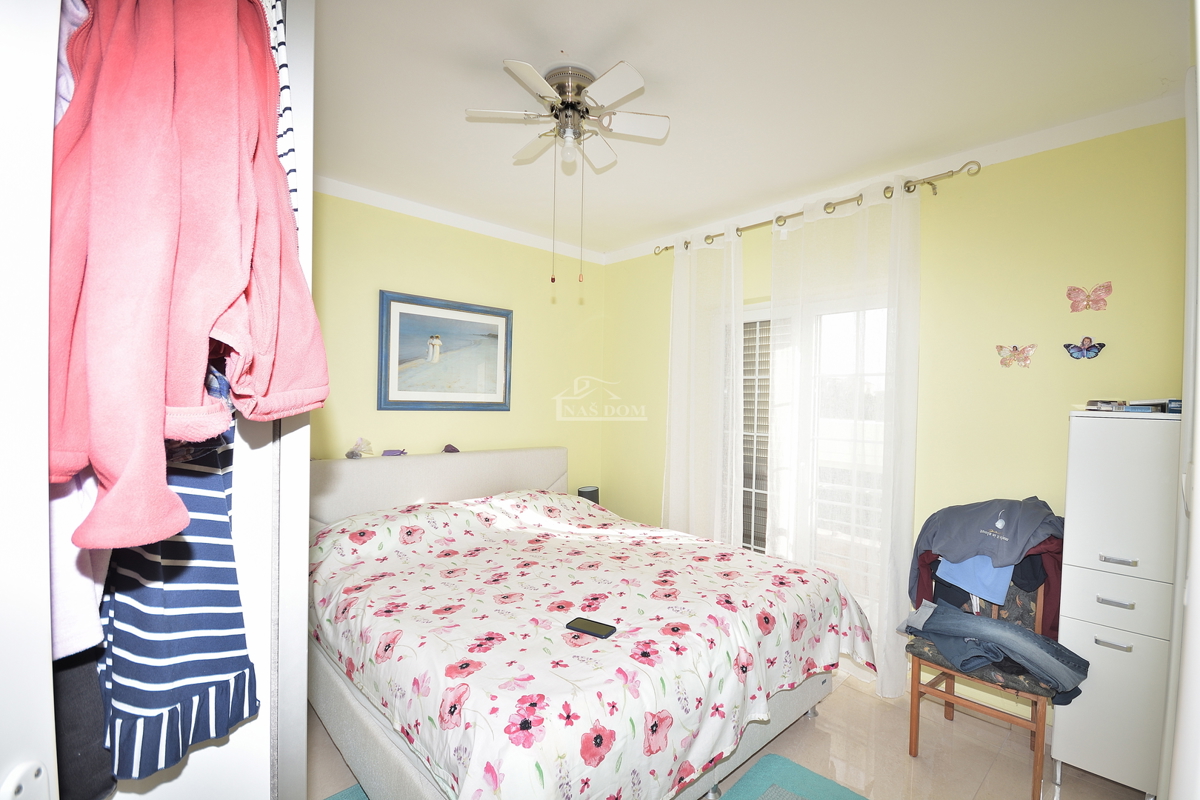 Tribunj - vila z bazenom v bližini plaže