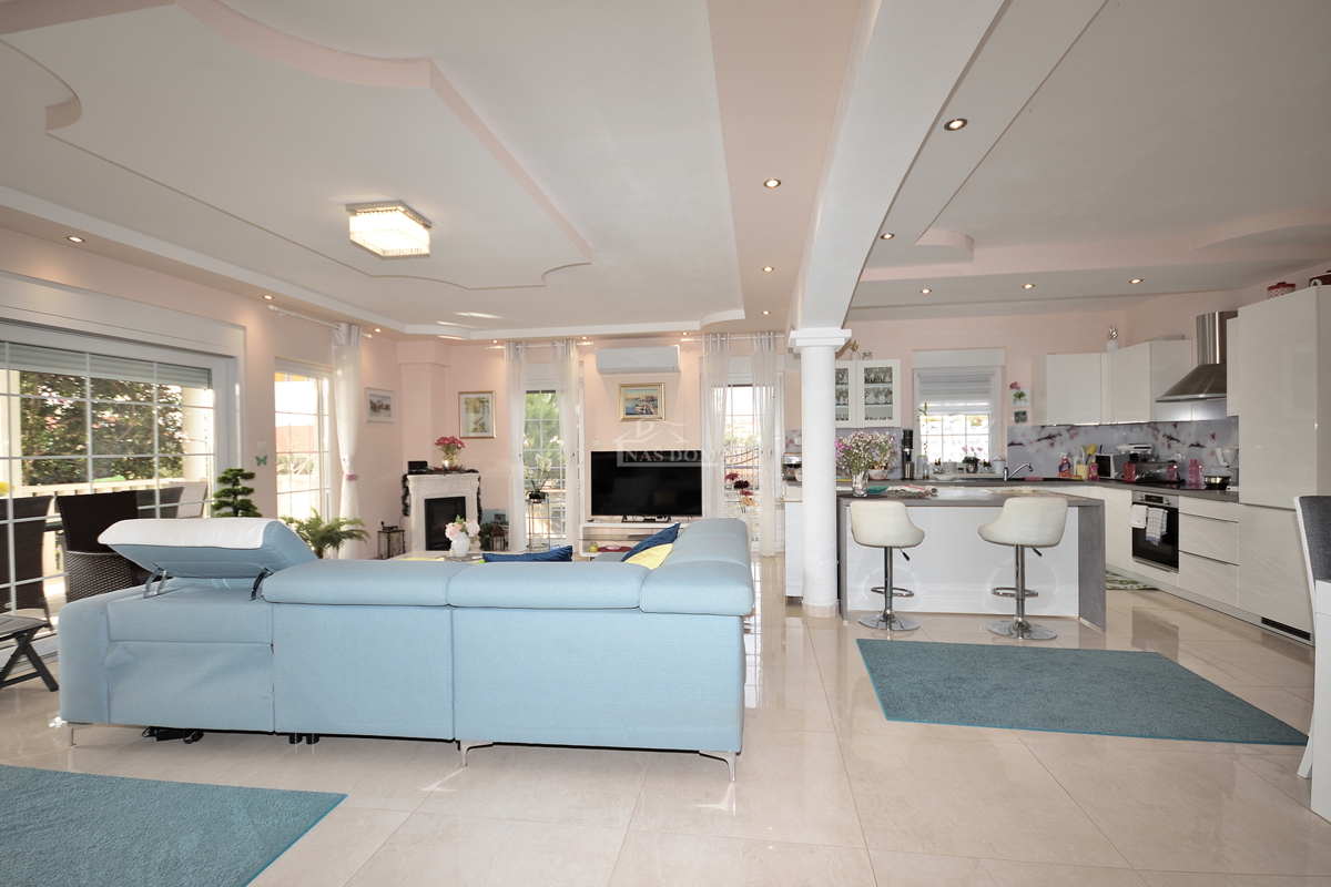 Tribunj - vila z bazenom v bližini plaže