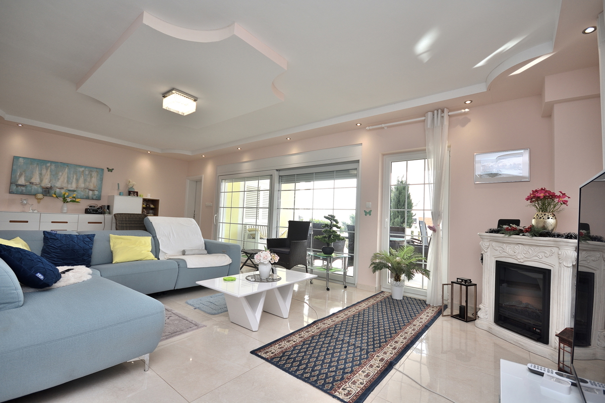 Tribunj - vila z bazenom v bližini plaže