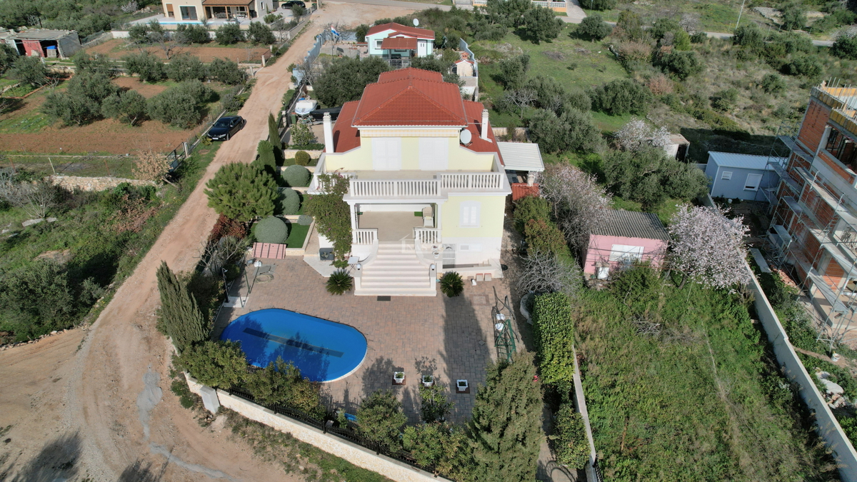 Tribunj - vila z bazenom v bližini plaže