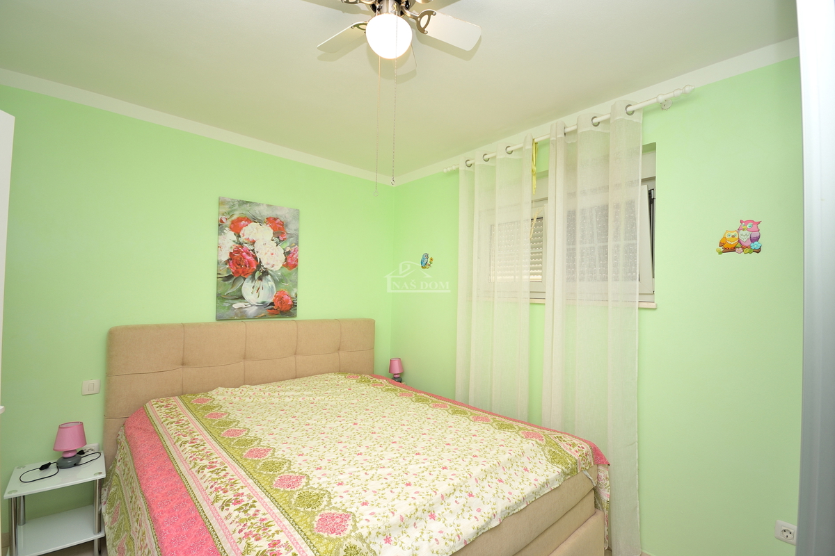 Tribunj - vila z bazenom v bližini plaže