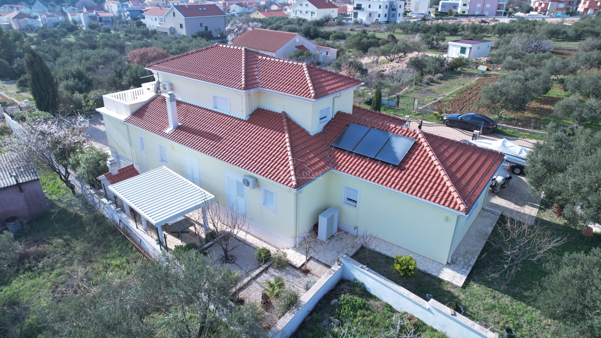 Tribunj , vila z bazenom