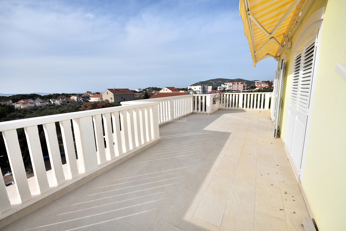 Tribunj - vila z bazenom v bližini plaže