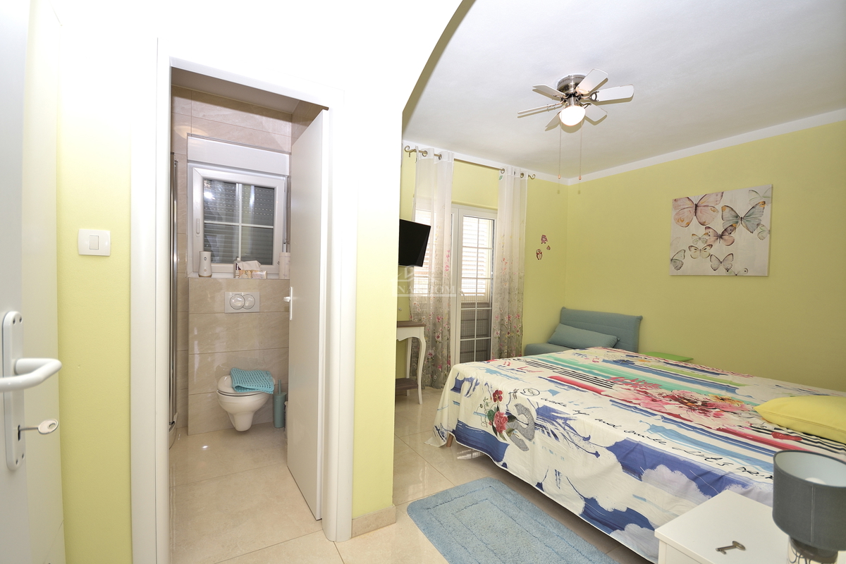 Tribunj - vila z bazenom v bližini plaže