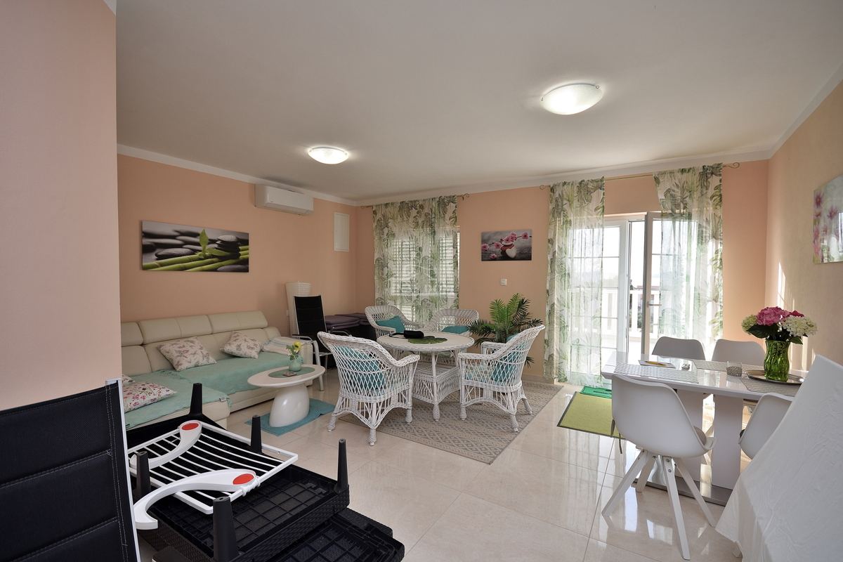 Tribunj - vila z bazenom v bližini plaže