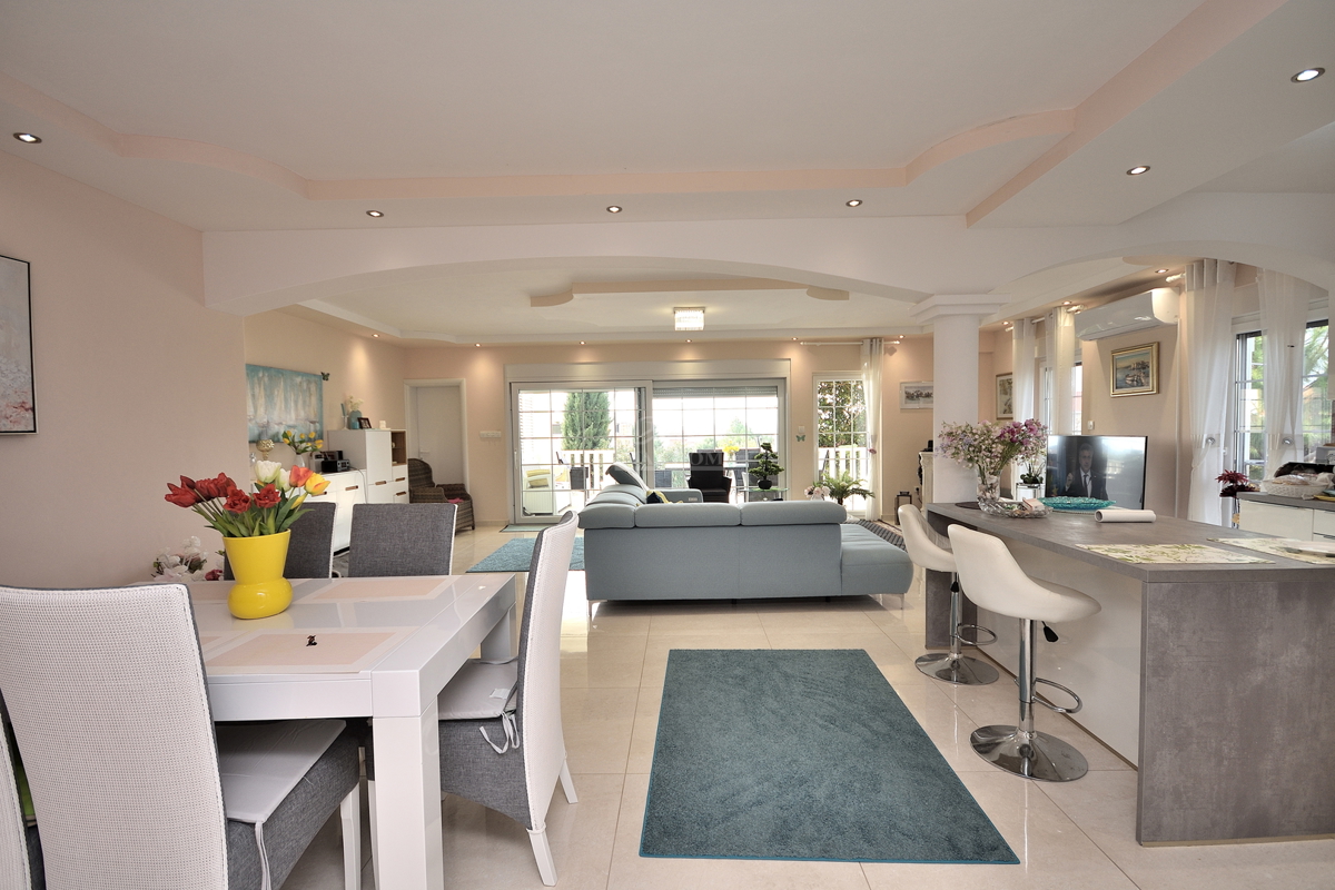 Tribunj , vila z bazenom