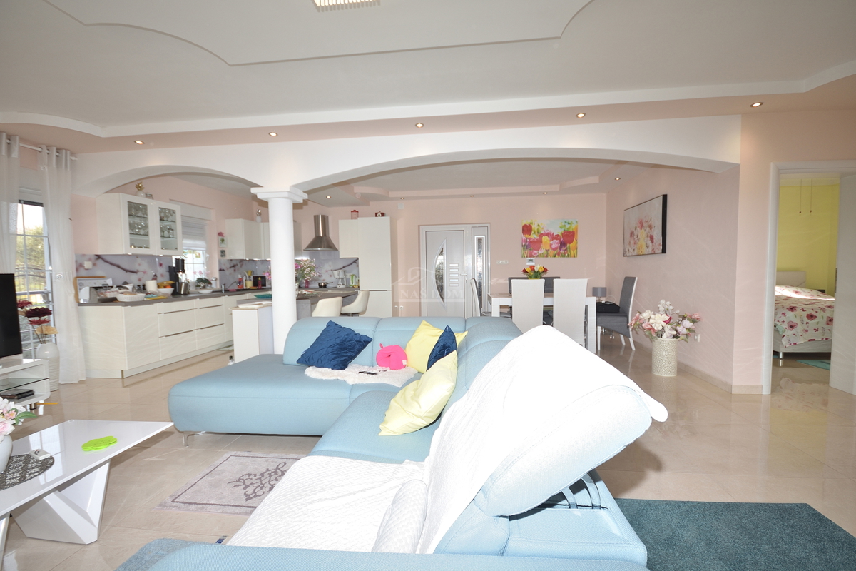 Tribunj , vila z bazenom